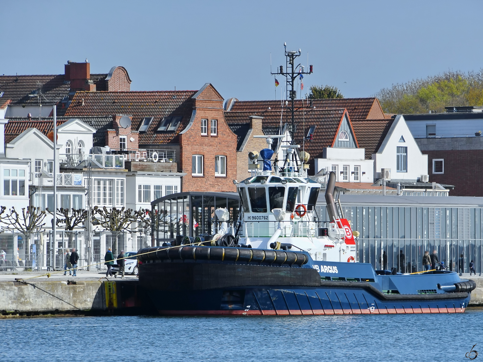 Der Schlepper VB ARGUS (IMO: 9600762) wartete Anfang Mai 2023 in Travemünde auf den nächsten Einsatz.