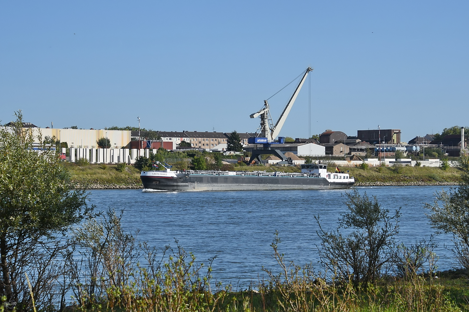 Der Tanker GRETE-MARIE (ENI: 04808990) befährt den Rhein, so gesehen Ende September 2025 in Duisburg.