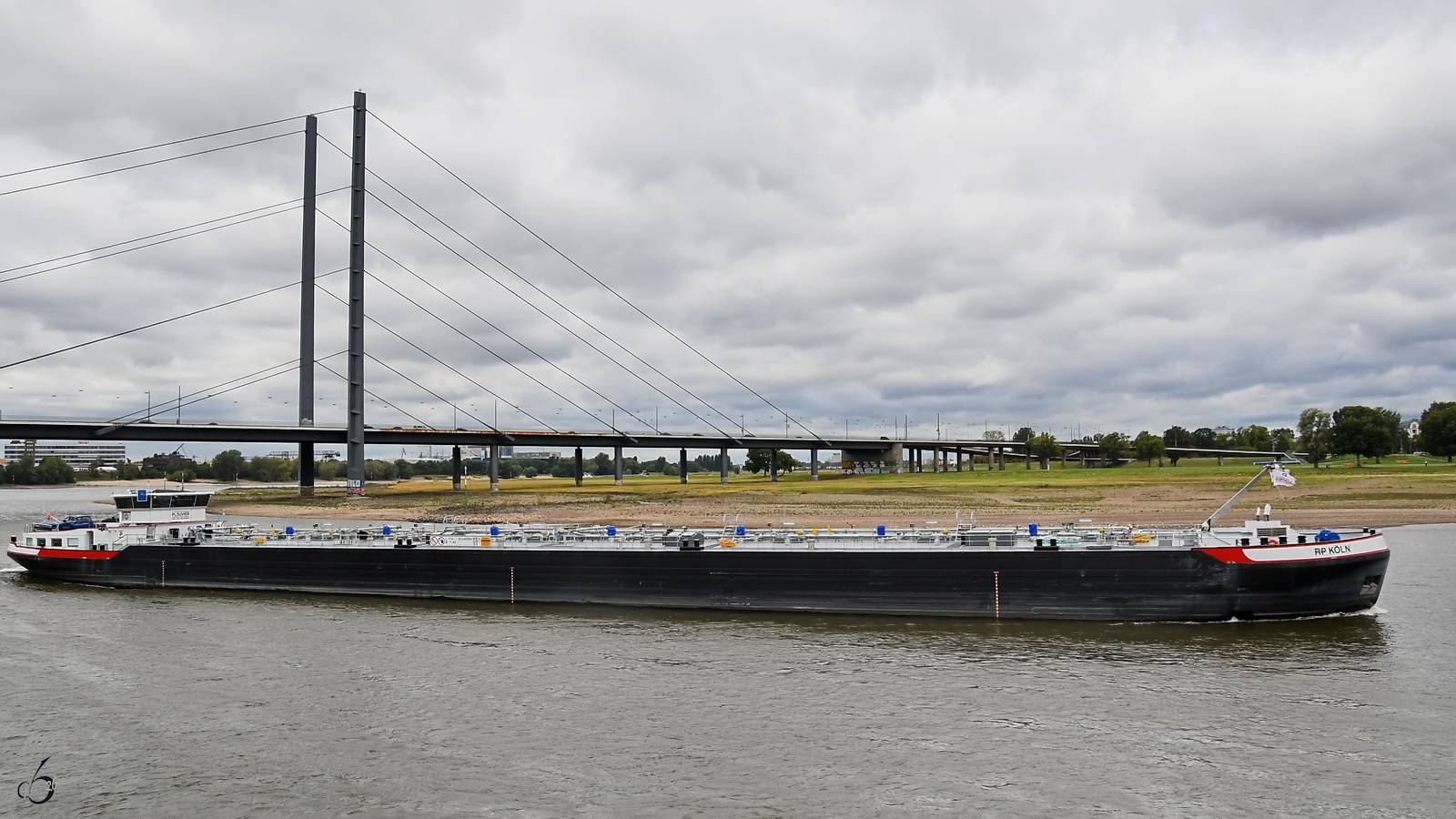 Der Tanker RP K�LN (ENI: 02340984) wurde im Jahr 2025 gebaut und ist hier im September 2026 in D�sseldorf zu sehen.