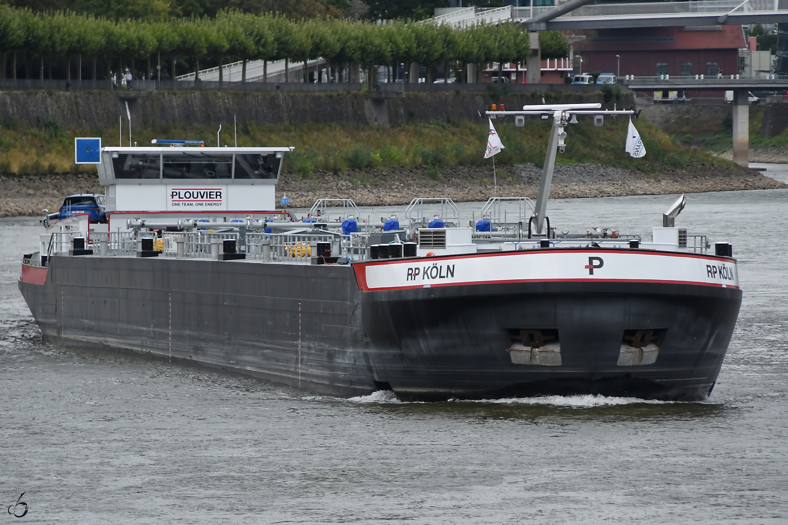 Der Tanker RP K�LN (ENI: 02340984) wurde im Jahr 2025 gebaut und ist hier im September 2026 bei seiner Fahrt durch D�sseldorf zu sehen. 