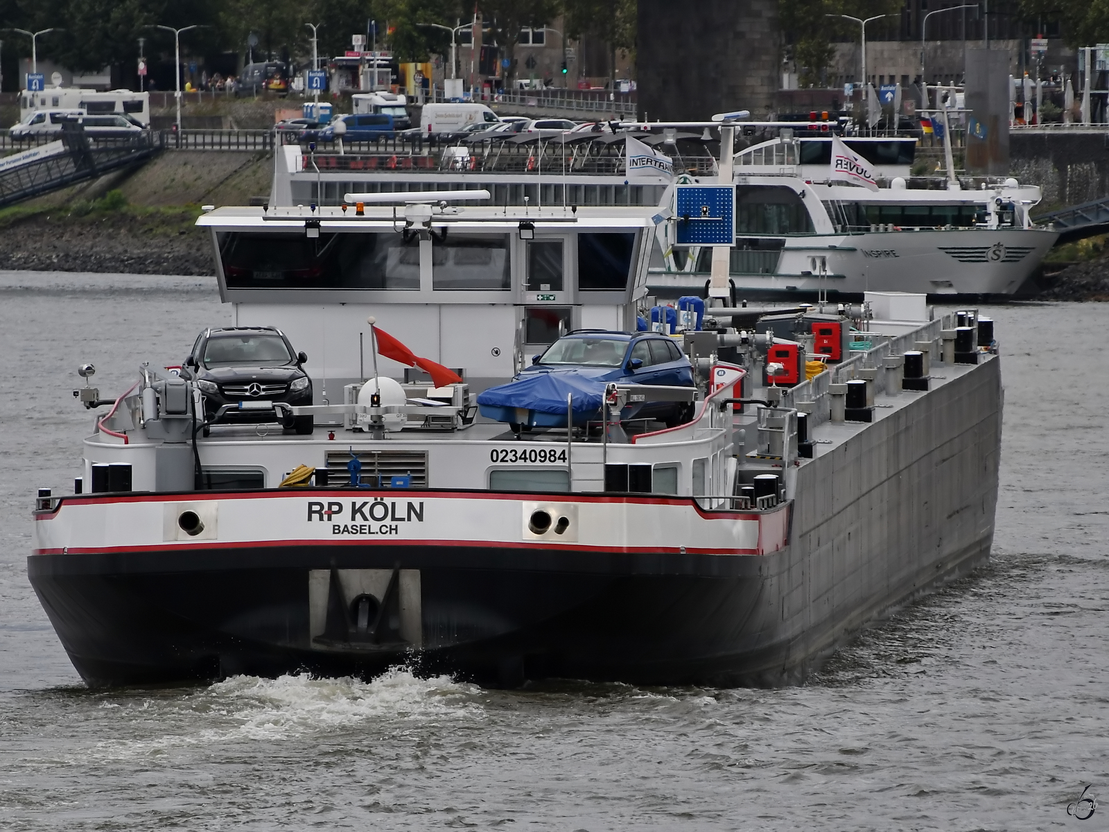 Der Tanker RP K�LN (ENI: 02340984) wurde im Jahr 2025 gebaut und ist hier im September 2026 bei seiner Fahrt durch D�sseldorf zu sehen.