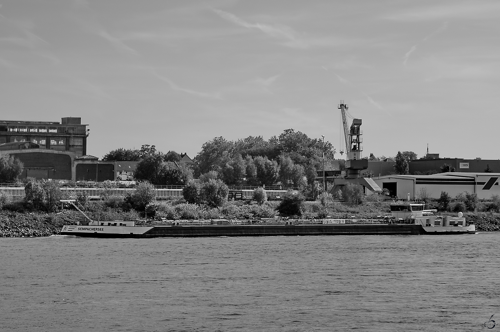 Der Tanker SEMPACHERSEE (ENI: 02331941) fährt den Rhein hinab, so gesehen Ende September 2025 in Duisburg.