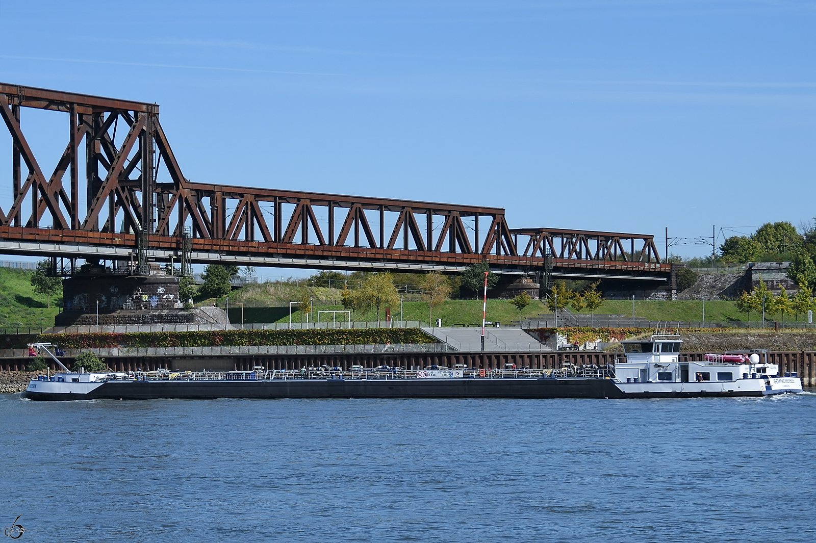 Der Tanker SEMPACHERSEE (ENI: 02331941) fährt den Rhein hinab, so gesehen Ende September 2025 in Duisburg.