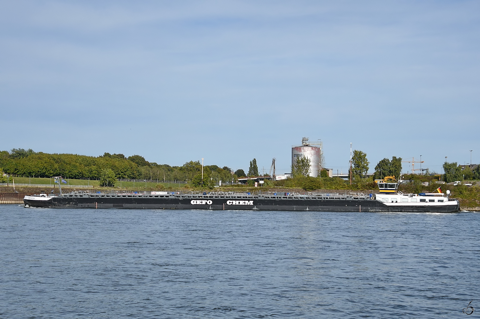 Der Tanker VAN GOGH (ENI: 02338541) befährt den Rhein, so gesehen Ende September 2025 in Duisburg.