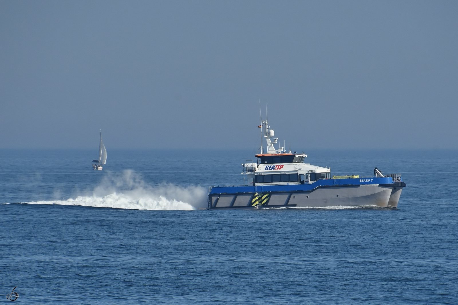 Der Versorgungskatamaran SEAZIP 7 (IMO: 9831957) auf dem Weg zum Sassnitzer Stadthafen. (August 2023)