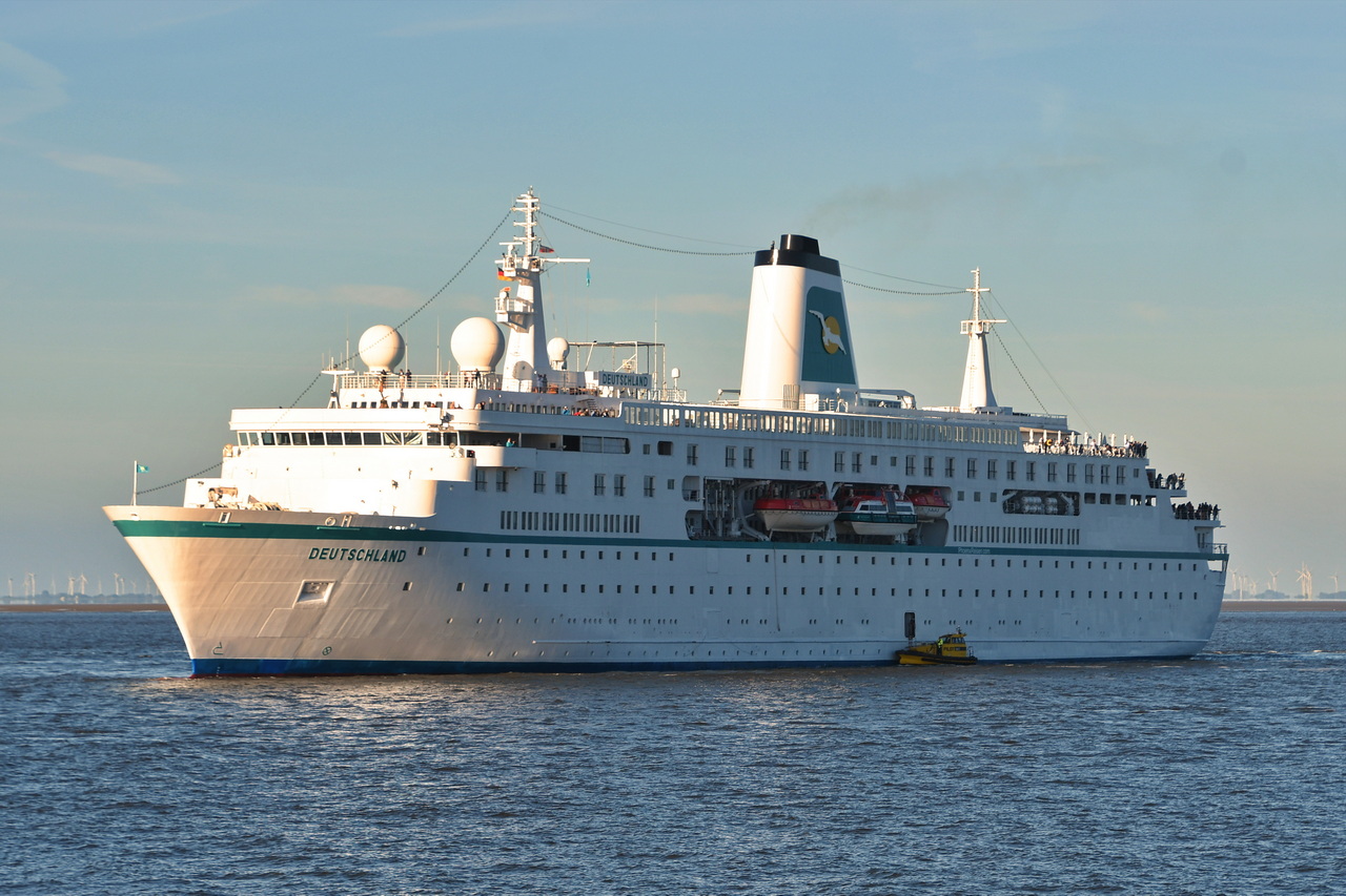 DEUTSCHLAND , Kreuzfahrtschiff , IMO 9141807 , Baujahr 1998 , 175 x 23 m , 28.05.2026 , Cuxhaven Alte - Liebe