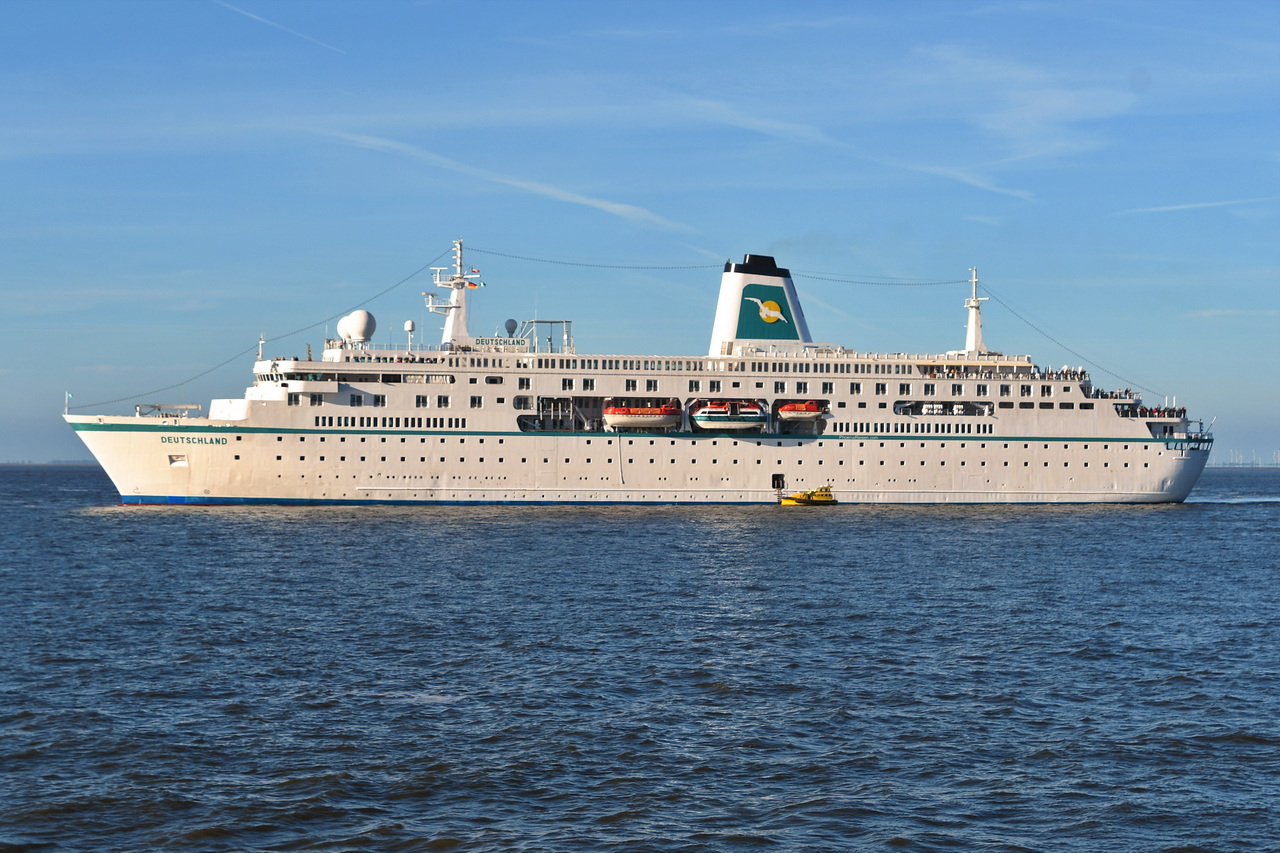 DEUTSCHLAND , Kreuzfahrtschiff , IMO 9141807 , Baujahr 1998 , 175 x 23 m , 28.05.2026 , Cuxhaven Alte - Liebe