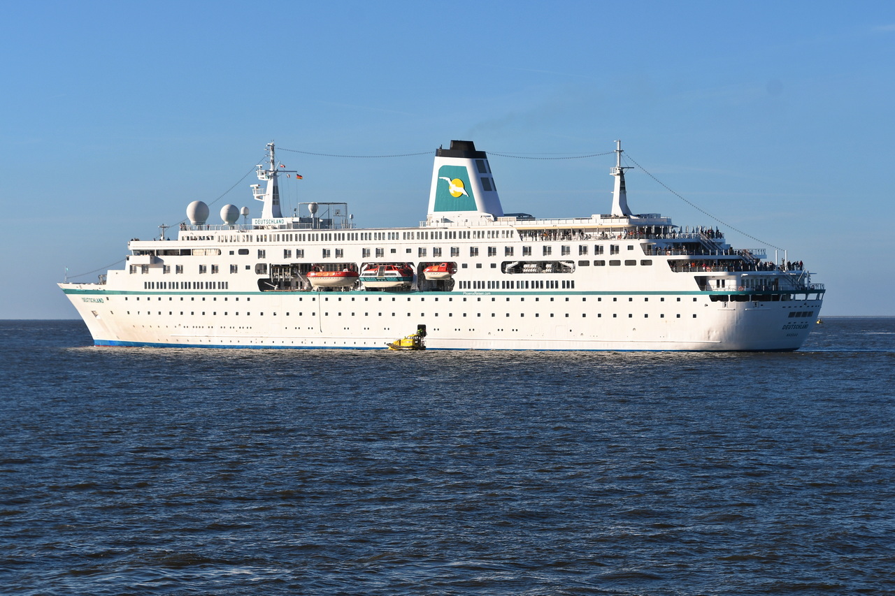DEUTSCHLAND , Kreuzfahrtschiff , IMO 9141807 , Baujahr 1998 , 175 x 23 m , 28.05.2026 , Cuxhaven Alte - Liebe