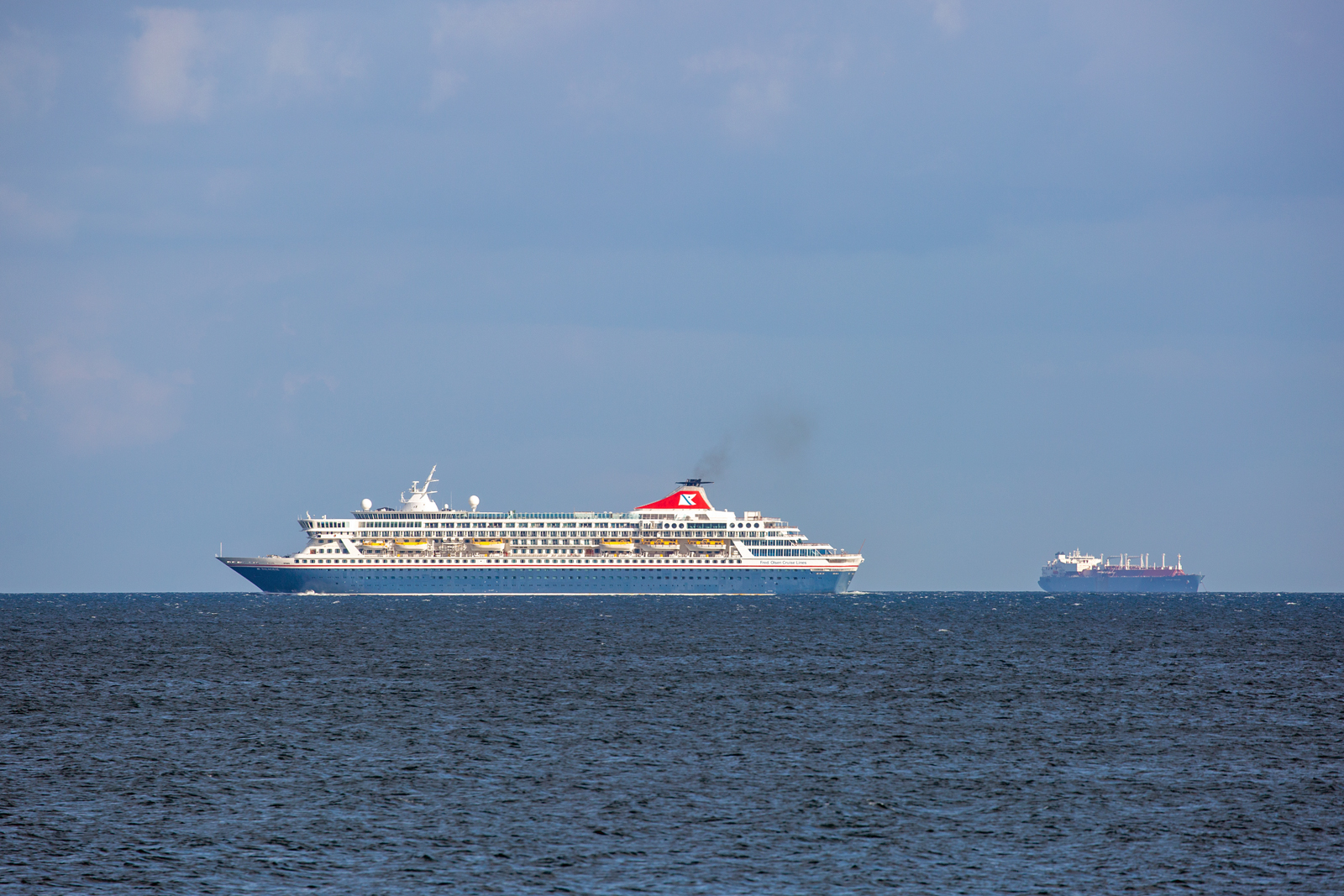 Die BALMORAL (IMO 8506294) der Fred. Olsen Cruise Lines auf der Fahrt von Mukran nach Hamburg vor Rügen. - 27.06.2023