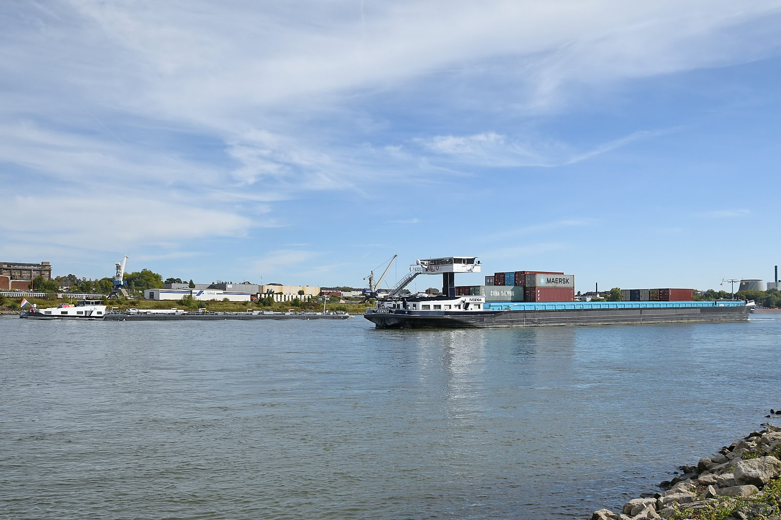Die beiden Binnenschiffe IVERNIA (ENI: 02331998) und LORIJN (EIN: 07001708) sind hier im September 2025 auf dem Rhein bei Duisburg zu sehen.