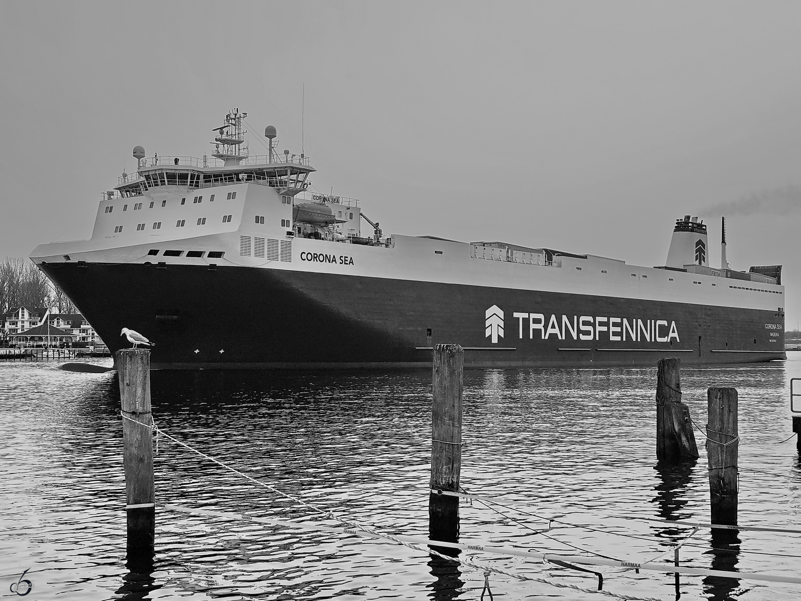 Die CORONA SEA (IMO: 9357597) verlässt auf den Weg in die Ostsee den Hafen von Travemünde. (März 2024)