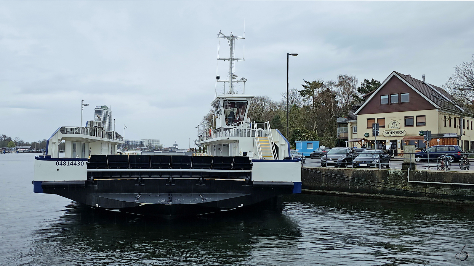 Die Elektrofähre WELT AHOI! (ENI: 04814430) war Ende März 2024 im Hafen von Travemünde zu sehen.