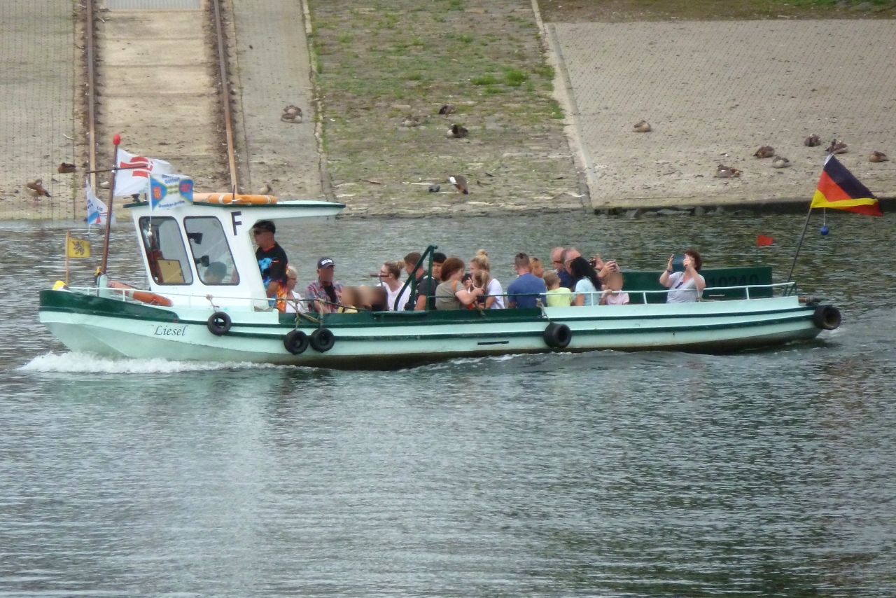 Die Fähre „Liesel“ verkehrt zwischen dem Campingpark Rhein/Mosel gegenüber dem Deutschen Eck und dem Moselanleger am Peter-Altmeier-Ufer in Koblenz. Aufnahmedatum: 12.08.2023.