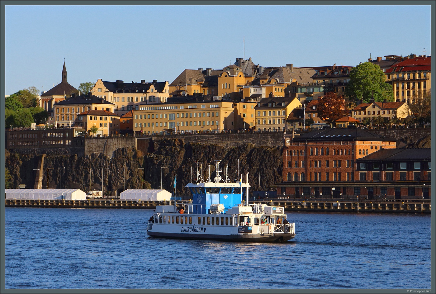 Die Fähre  Djurgården 9  ist seit 1981 für Waxholmsbolaget im Einsatz. Am 18.05.2023 passiert sie den Stockholmer Stadtteil Södermalm.