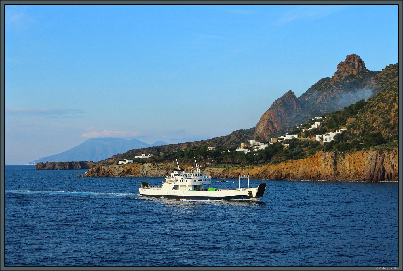 Die Fähre  Green Lipari  ist bereits seit 1967 im Einsatz. Sie kommt zwischen Sizilien und den Liparischen Inseln zum Einsatz. Am 21.02.2024 nähert sie sich der Insel Panarea.