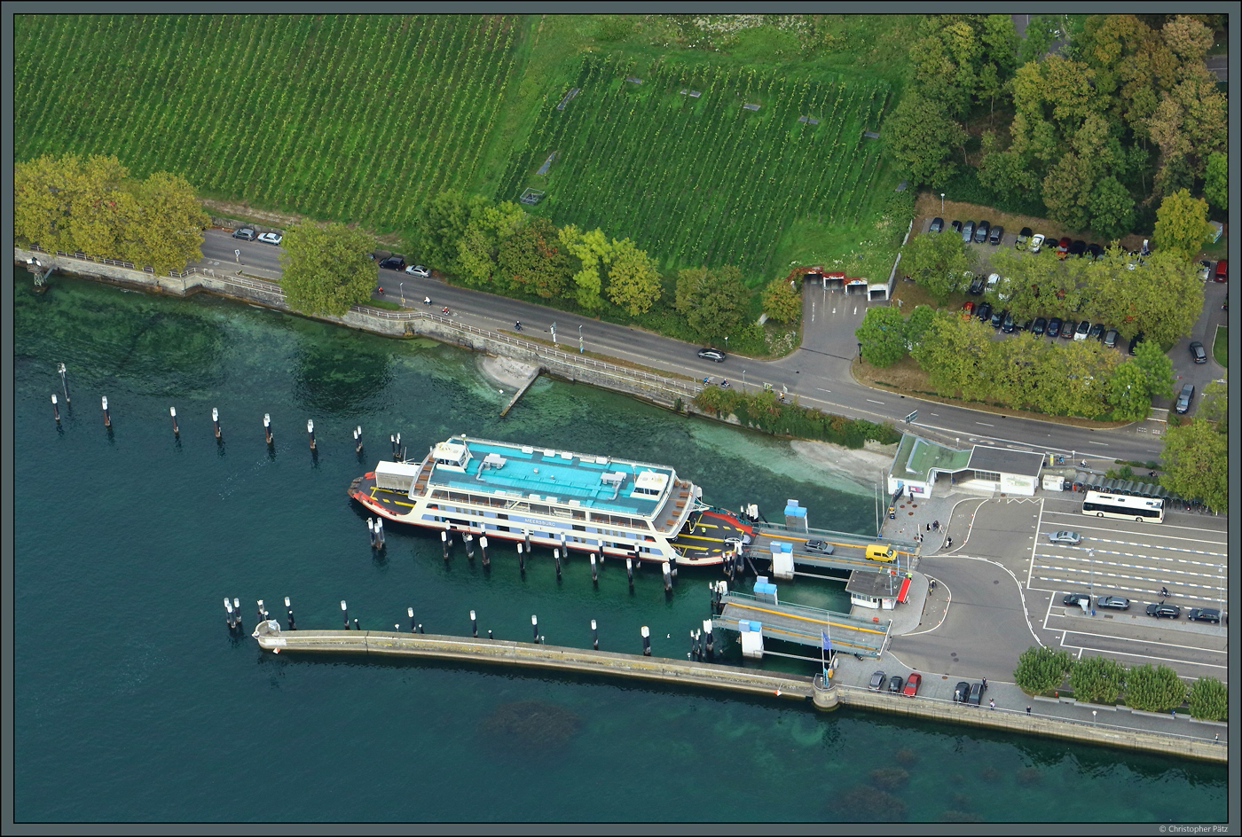 Die Fähre Meersburg hat am 05.10.2023 den namensgebenden Ort erreicht und die Fahrzeuge rollen aufs Festland. Auch eine Regionalbuslinie nutzt die Fähre nach Konstanz, der Bus wartet auf einer separaten Spur.