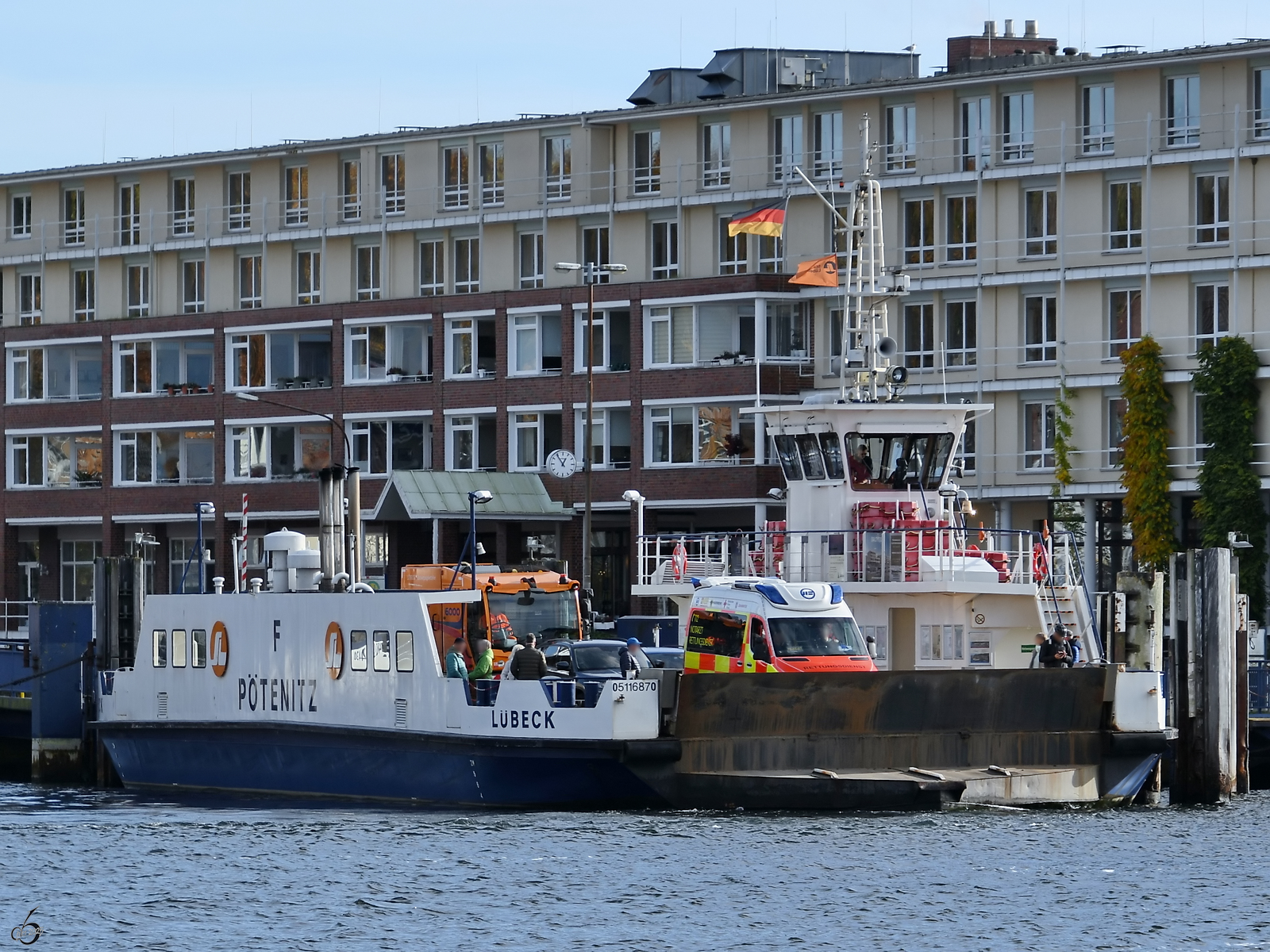 Die Fähre Pötenitz (ENI: 05116870) ist hier Anfang November 2025 bei der Fahrt von Priwall nach Travemünde zu sehen.