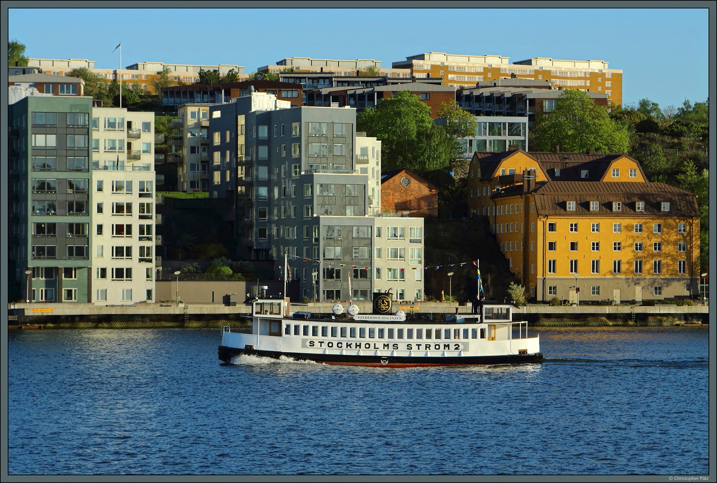 Die Fähre  Stockholms Ström 2  ist bereits seit 1894 als Dampffähre im Einsatz. Am 18.05.2023 kommt sie an den neuen Wohngebieten von Nacka bei Stockholm vorbei.