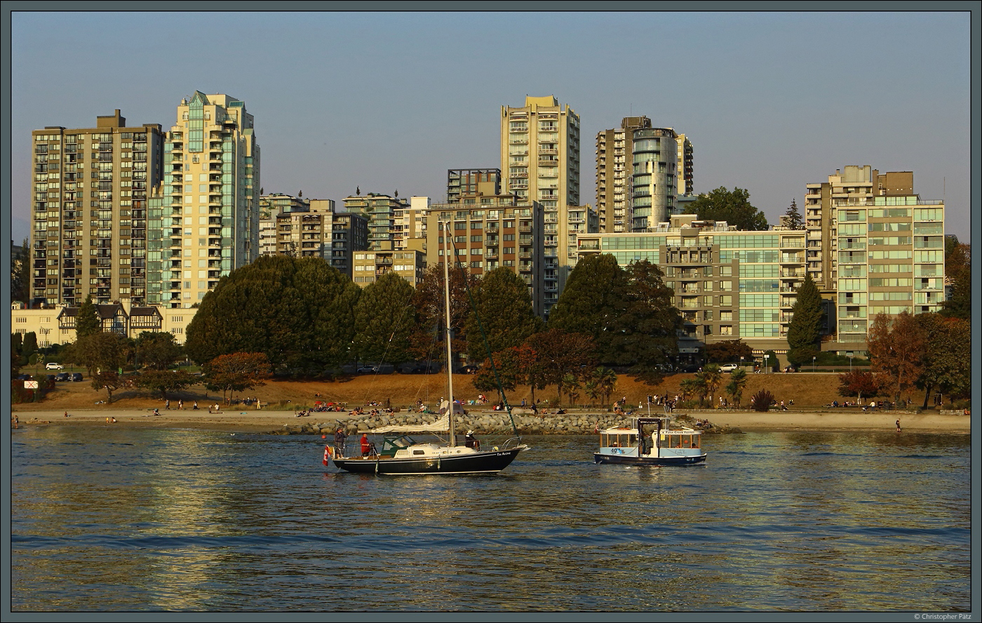 Die False Creek Ferries betreiben in der gleichnamigen Bucht drei Fährlinien mit kleinen Barkassen. Am 16.10.2022 begegnet die  Spirit of Cindy Lee  nahe der Burrard Street Bridge der Yacht  I'm Alone .