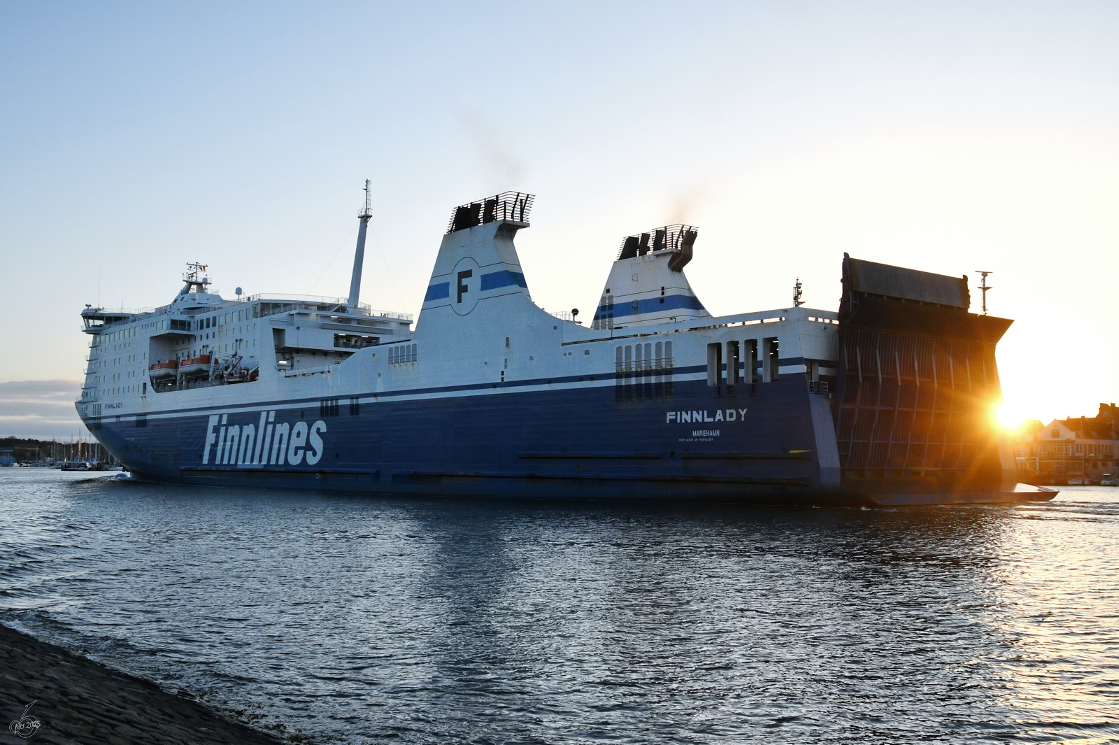 Die FINNLADY (IMO: 9336268) kommt gerade in Travemünde an und wird von der Sonne  geküsst . (Mai 2023)