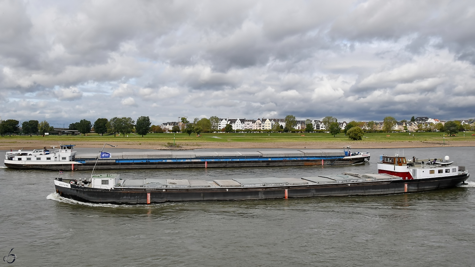 Die Frachtschiffe AQUITAINE (ENI: 02319450) und RODACH (ENI: 04502620) begegnen sich auf dem Rhein, so gesehen Anfang September 2026 in D�sseldorf.