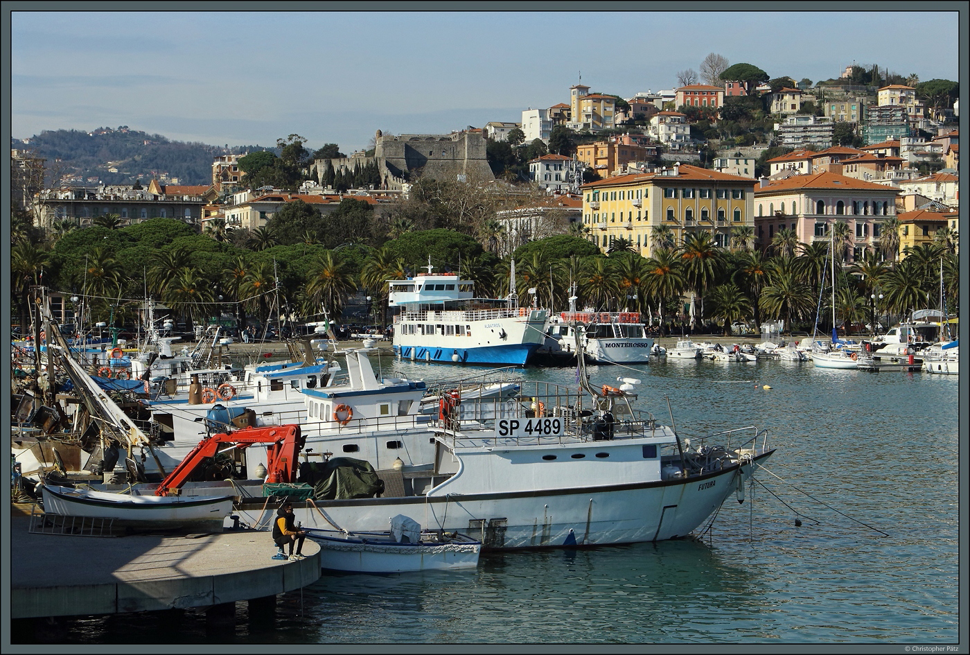 Die  Futura  wartet am 18.02.2024 mit weiteren Fischkuttern im Hafen von La Spezia auf den nächsten Einsatz.