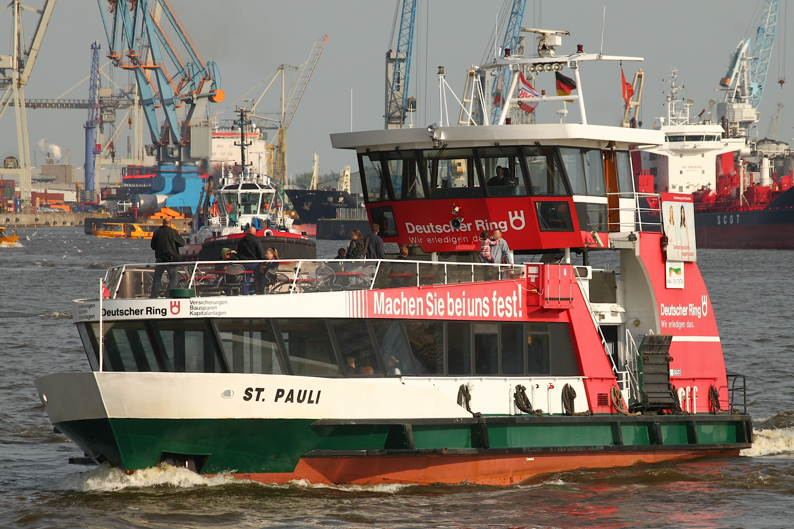 Die Hadag-Hafenfähre ST.PAULI auf der Elbe in Hamburg schrägab der St.Pauli Landungsbrücken am 05.05.2011.
