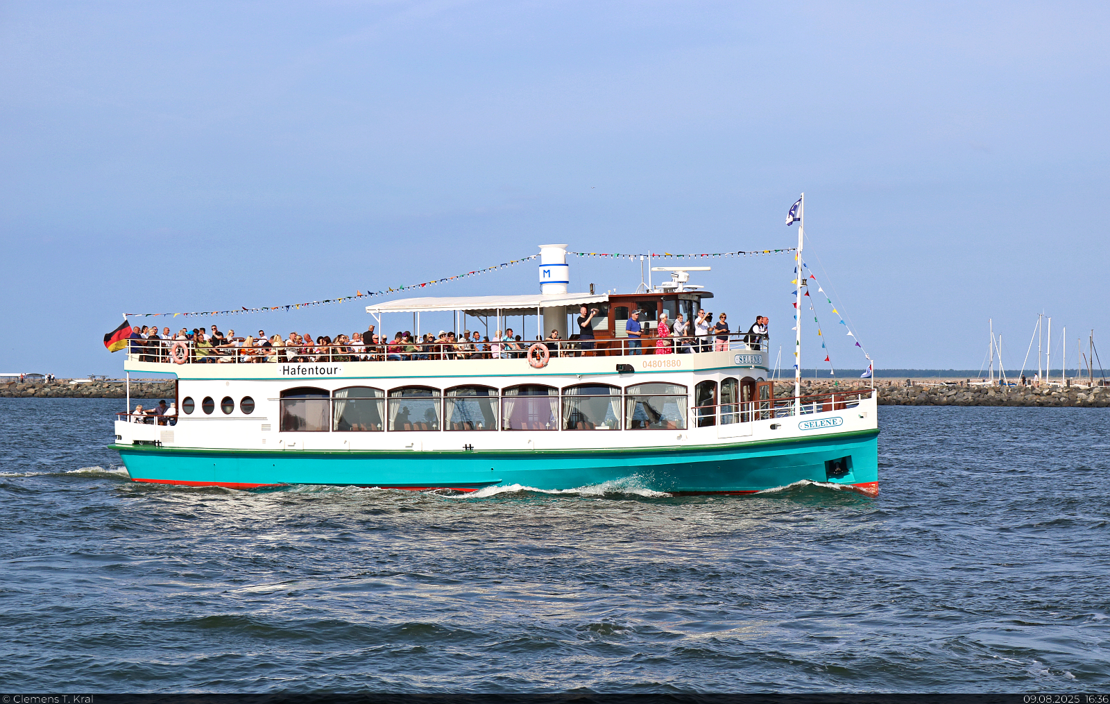 Die Hafenrundfahrt in Warnem�nde ist zur Hanse Sail besonders gefragt. Auf dem Fahrgastschiff SELENE (ENI: 04801880) genie�en die Besucher das Sommerwetter.

🧰 Fahrgastschifffahrt K�pp'n Brass GmbH
🕓 9.8.2025 | 16:36 Uhr