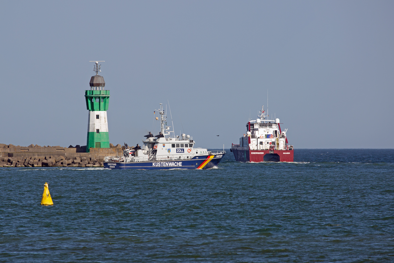 Die Kniepsand des Zoll’s und Offshore Zubringer ENERGIZER (IMO: 9916563) am Mukraner Leuchtturm beim Verlassen des dortigen Hafen’s. - 10.05.2023