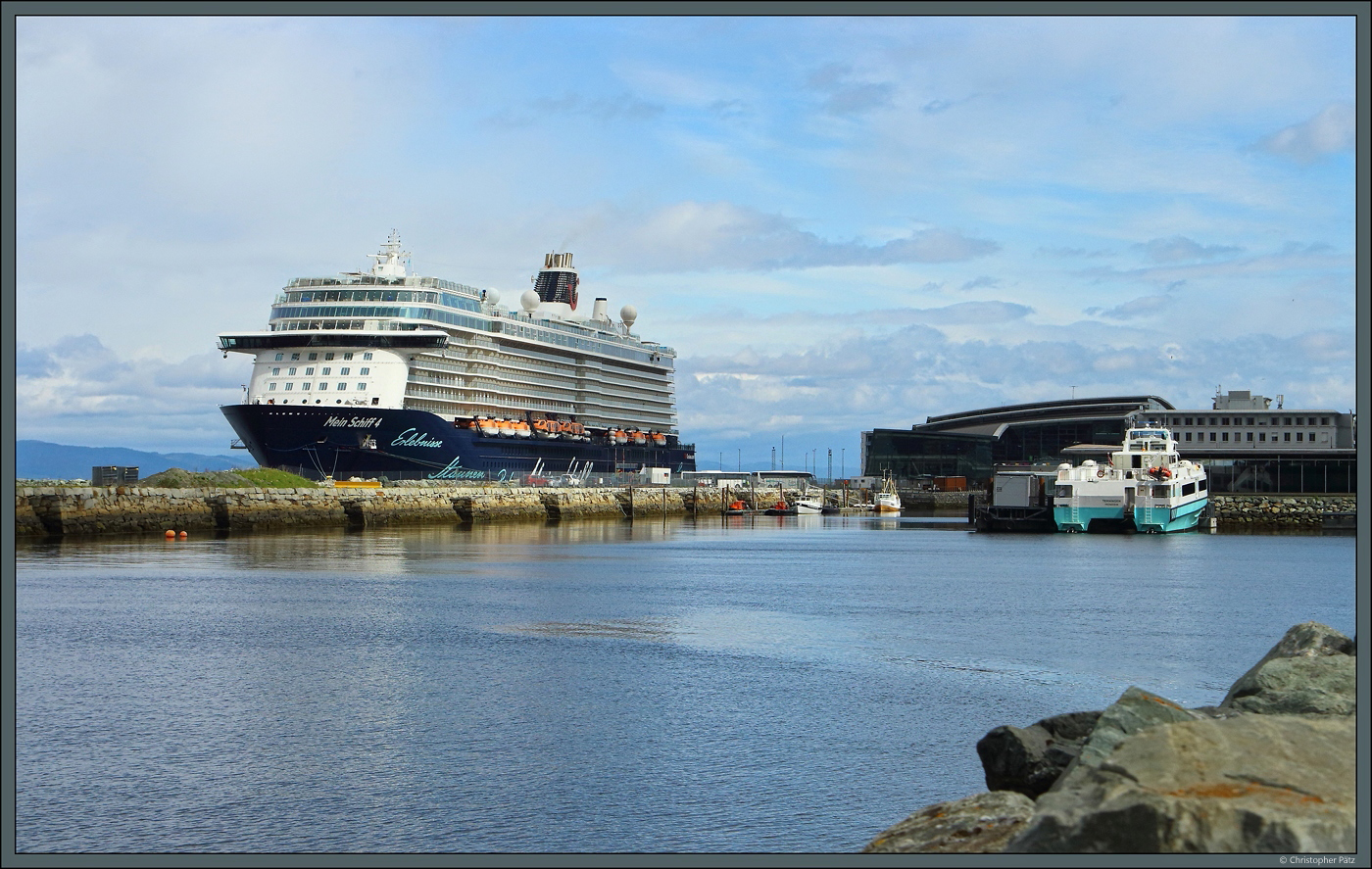 Die  Mein Schiff 4  ist am 24.05.2023 in Trondheim zu Besuch. Rechts ist das Hurtigbåtterminal für die Schnellfähren.
