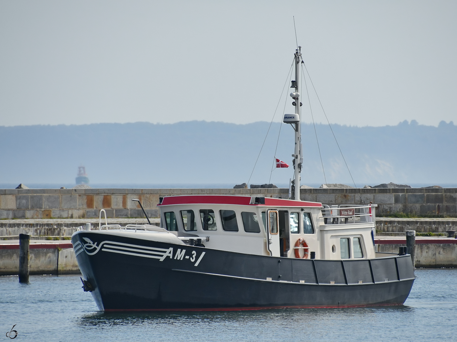 Die Motoryacht AM-3 WITTE RAAF (MMSI: 244810069) kommt gerade im Hafen Sassnitz an. (August 2023)