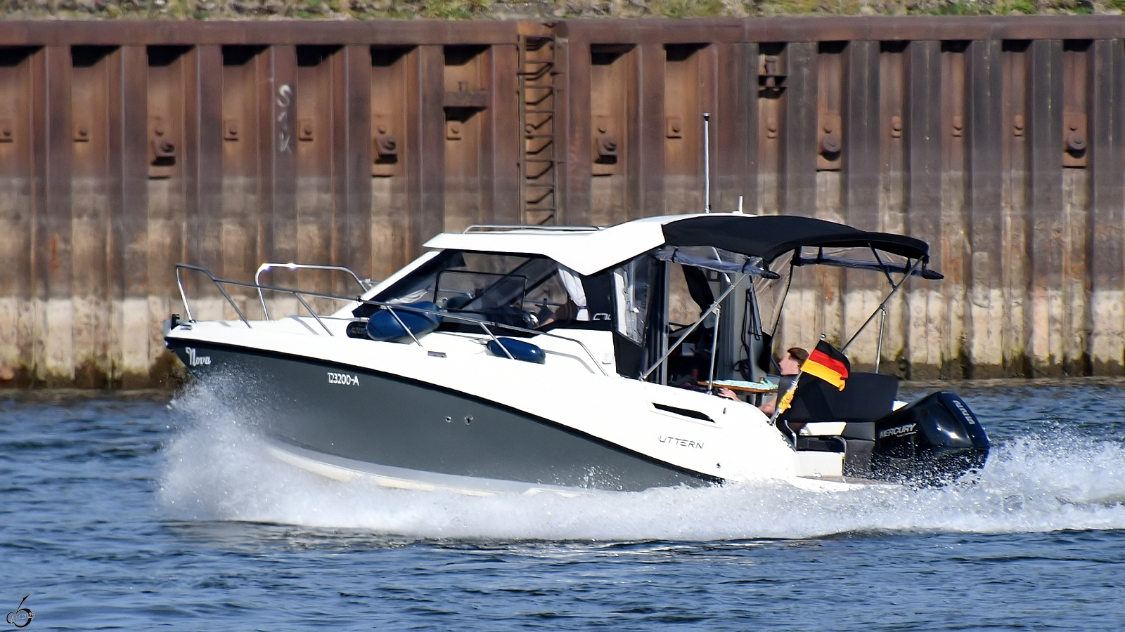 Die Motoryacht NOVA war Ende September 2025 in Duisburg zu sehen.