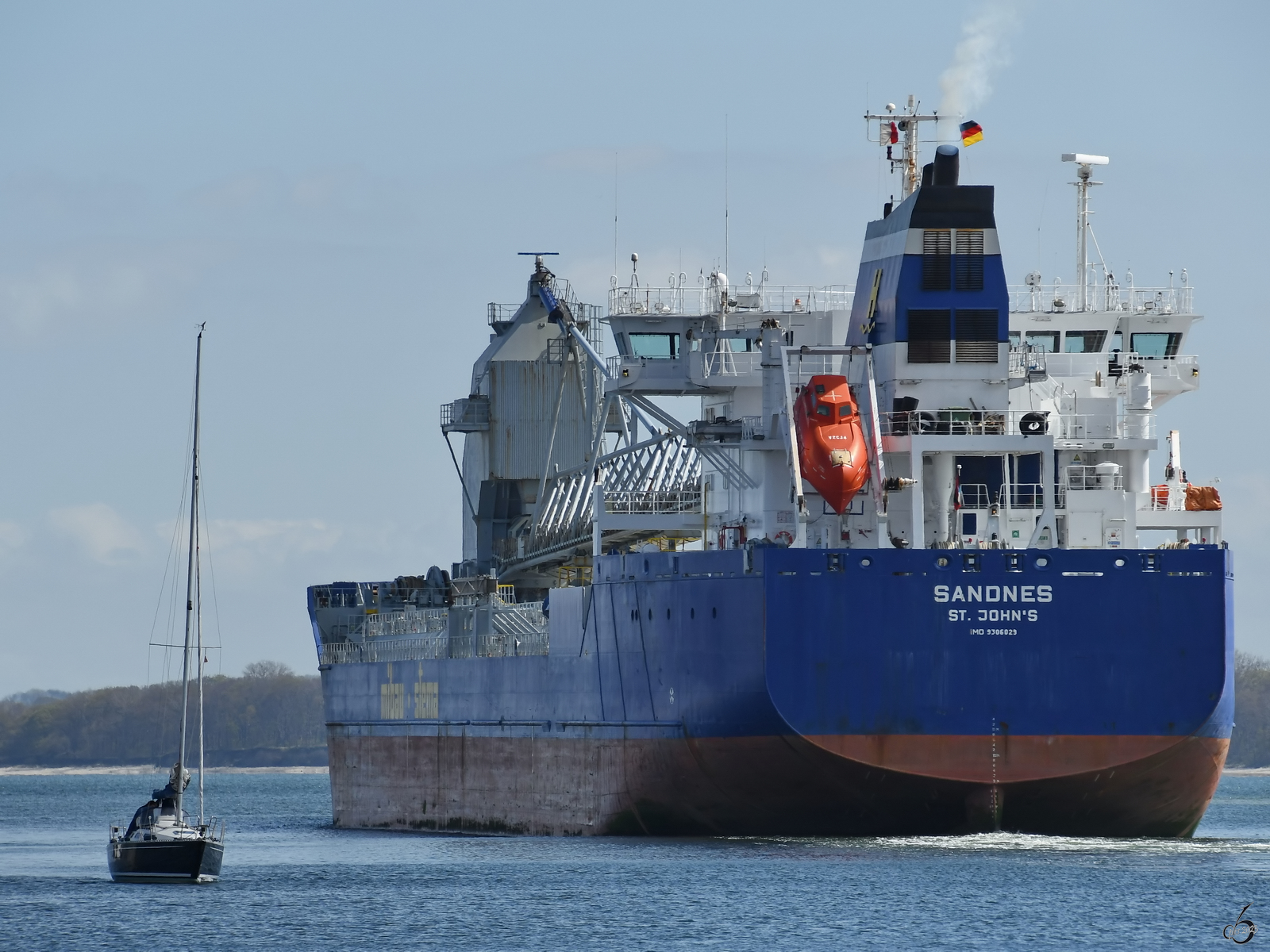 Die SANDNES (IMO: 9306029) macht sich langsam auf den Weg in die Ostsee. (Travemünde, Mai 2023