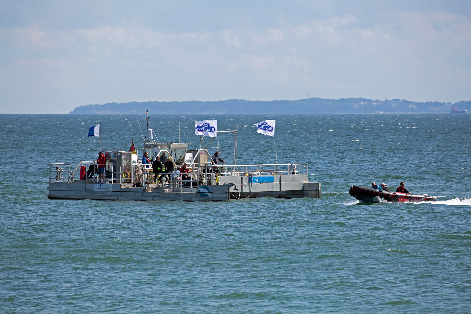 Die SEEKUH der Röchling Stiftung  mit signalisiertem Taucher unter Wasser vor Rügen. - 12.07.2023