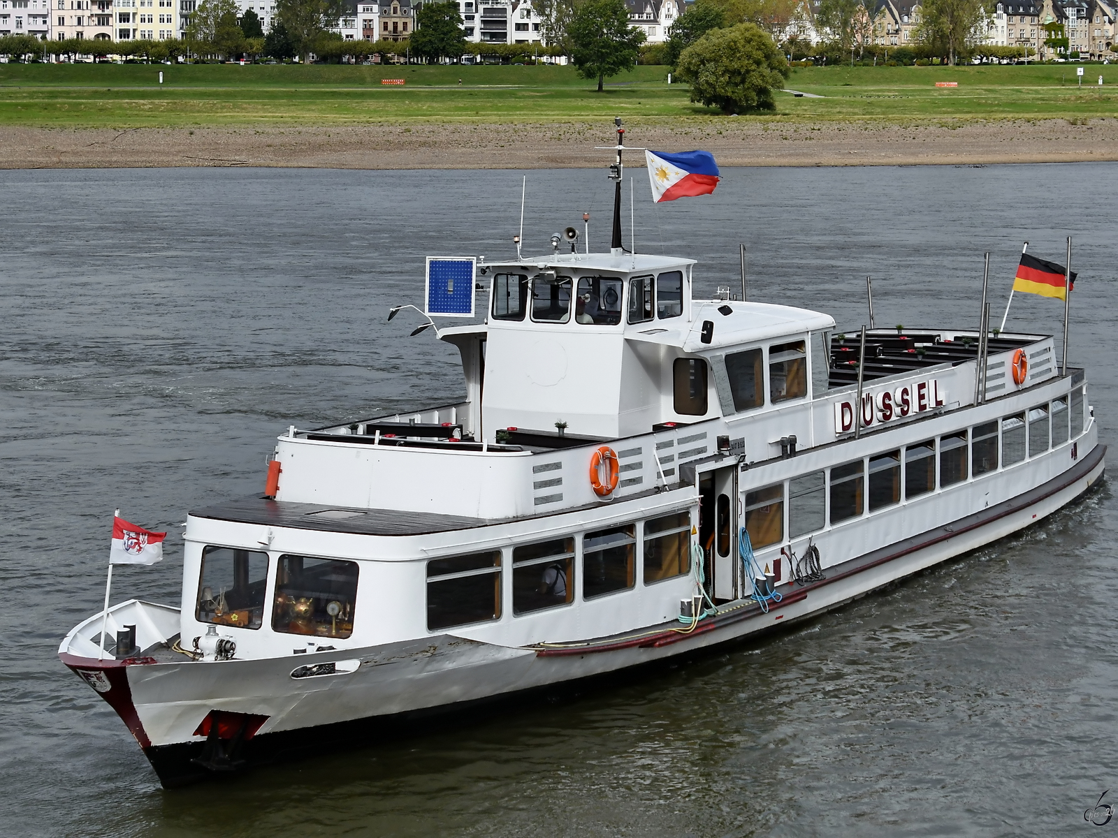 Dieses Bild zeigt das Ausflugsschiff D�SSEL (ENI: 04200160) Anfang September 2026 kurz vor dem Anlegen an der Rheinpromenade in D�sseldorf.