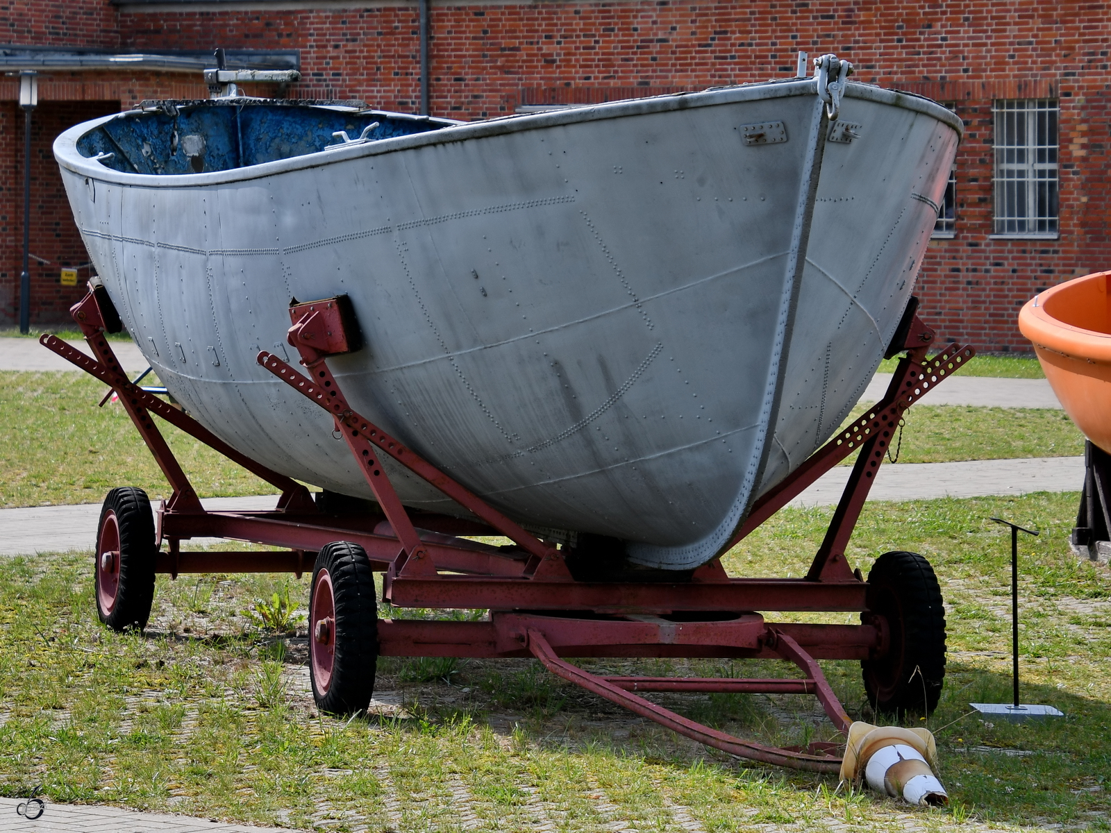 Dieses  einfache  Rettungsboot WARNEMÜNDE ist Teil der Ausstellung im Luftfahrttechnischen Museum Rechlin. (August 2023)