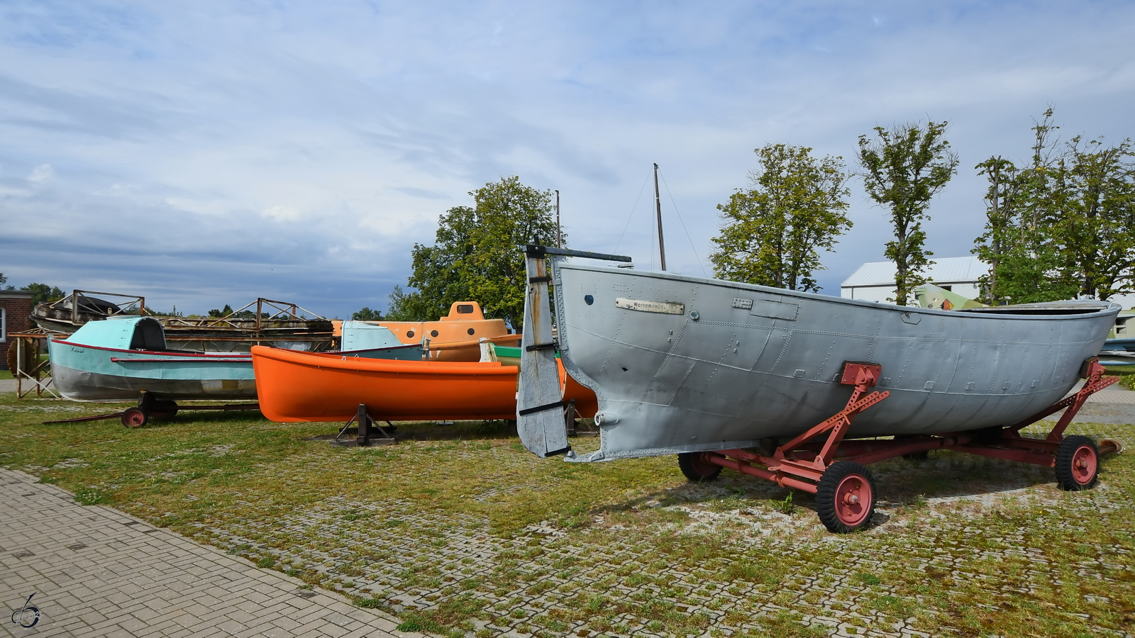 Dieses  einfache  Rettungsboot WARNEMÜNDE war im August 2023 neben weiteren Booten im Luftfahrttechnischen Museum Rechlin ausgestellt.