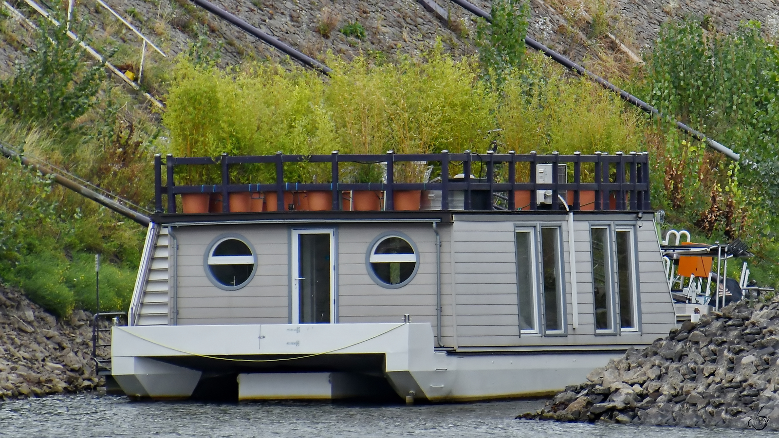 Dieses Hausboot lag Anfang September 2026 etwas abseits am D�sseldorfer Robert-Lehr-Ufer.
