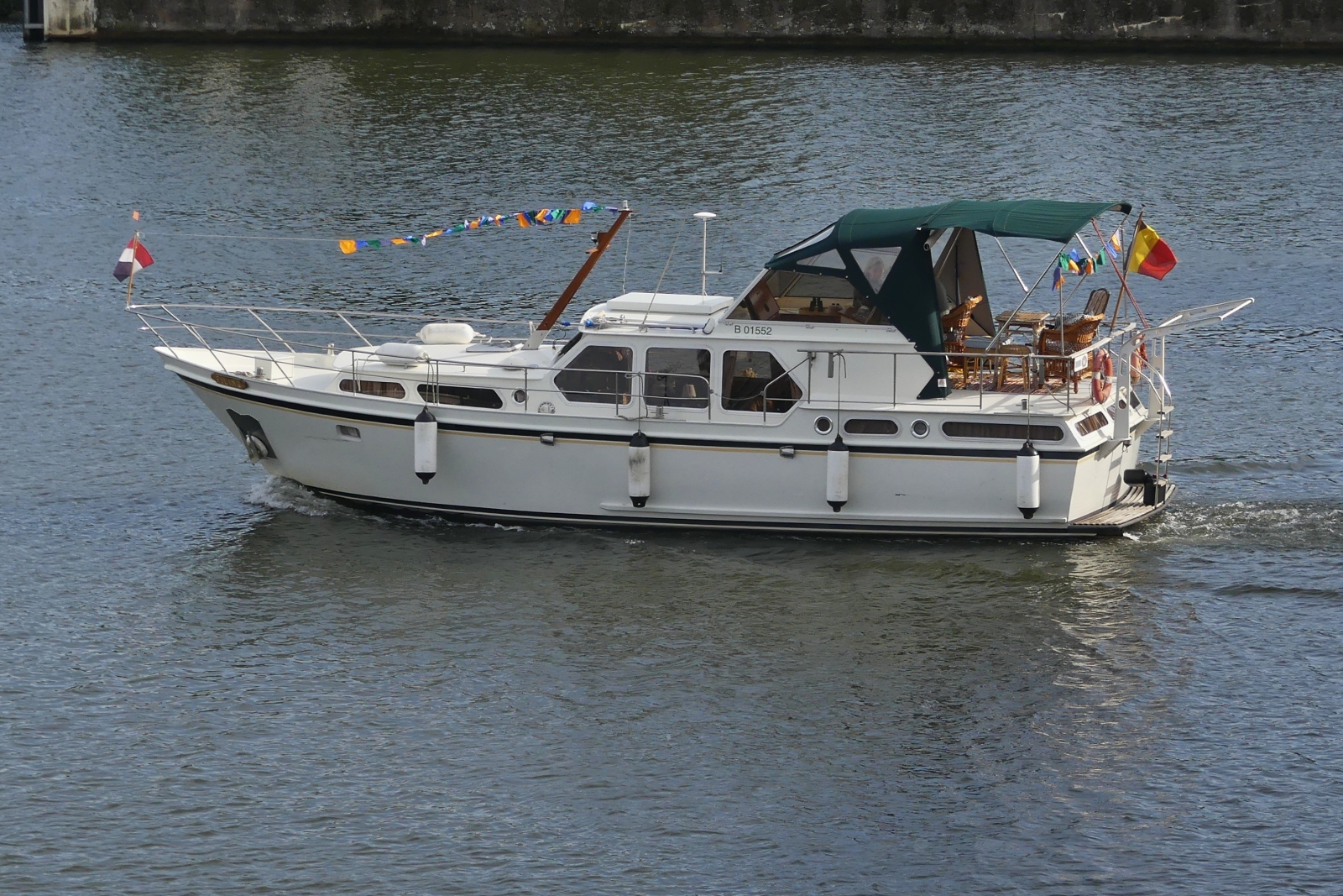 Dieses Motorboot fährt gemächlich auf der Maas bei Maastricht spazieren. 10.2023
