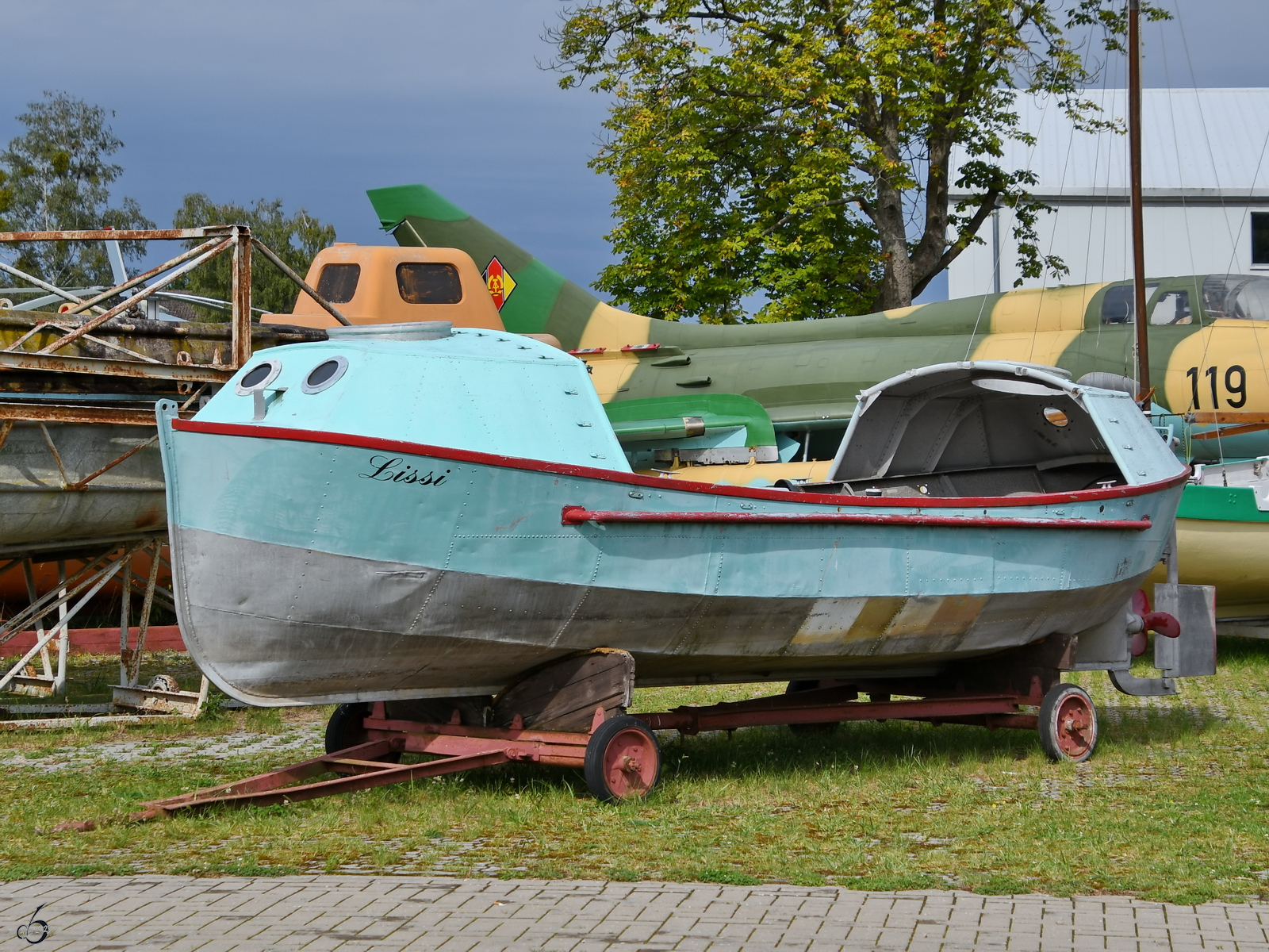 Dieses Rettungsboot wurde auf den Namen LISSI getauft und war Mitte August 2023 im Luftfahrttechnischen Museum Rechlin ausgestellt.