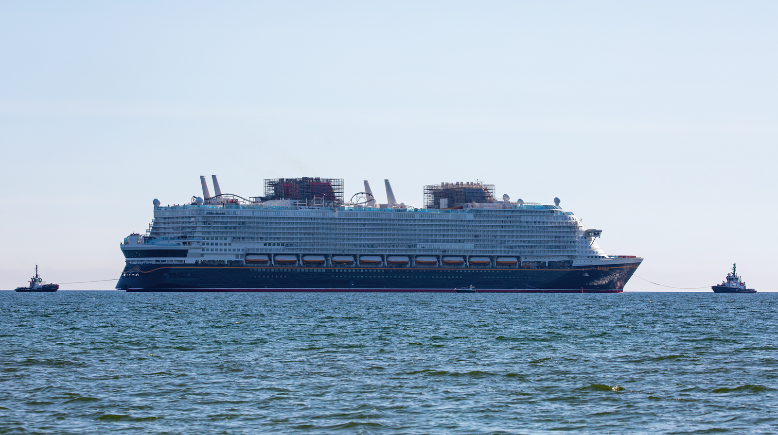 DISNEY ADVENTURE ((IMO 9808986) mit den Schleppern VB METEOR und VB LUCA vor Sassnitz Mukran bei Schlepparbeiten. - 03.09.2025 - Aufnahme bei etwas Gegenlicht. 
