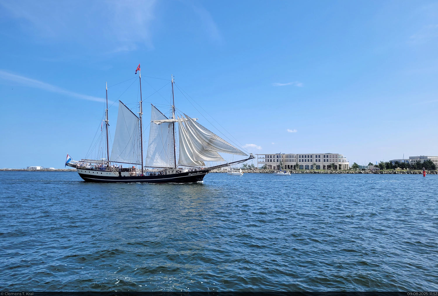 Dreimast-Segelschiff REGINA MARIS (IMO: 7025126) von 1970 bei der Hanse Sail vor dem Hafen Warnem�nde.

🧰 Traditional Sailing Charter BV (TSC)
🕓 9.8.2025 | 11:53 Uhr