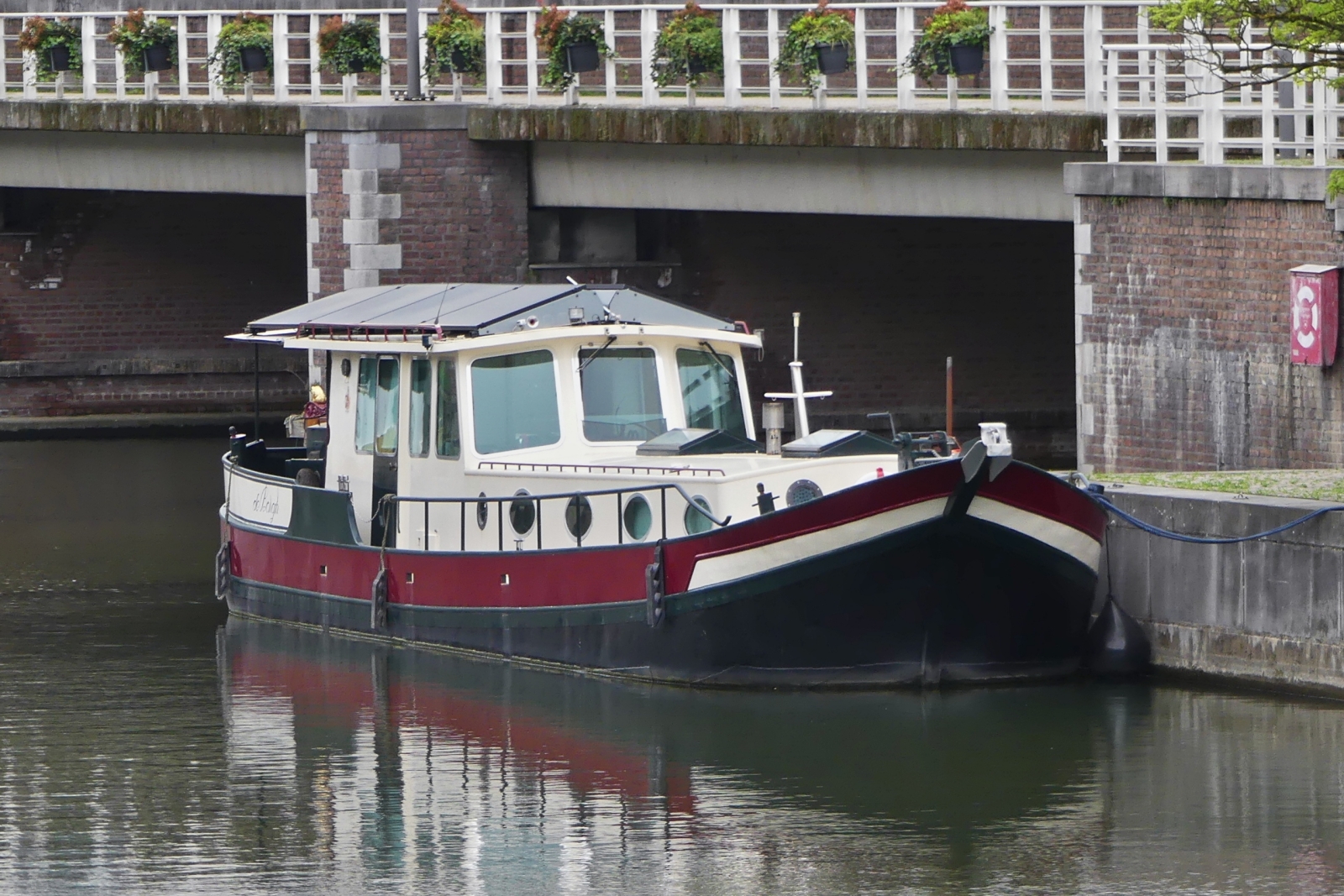Ein Boot wo ich den Namen nicht lesen kann, liegt im Bassin, dem alten Bootshafen von Maastricht. 04.2024