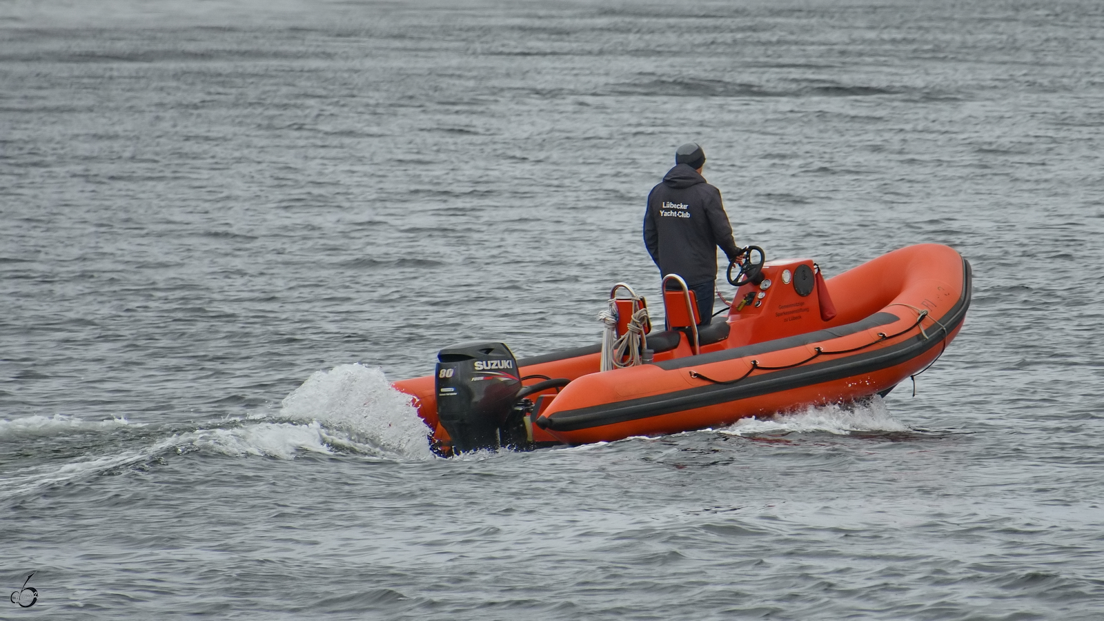 Ein Motorboot macht sich auf den Weg in die Ostsee, so gesehen Anfang Mai 2023 in Travemünde.