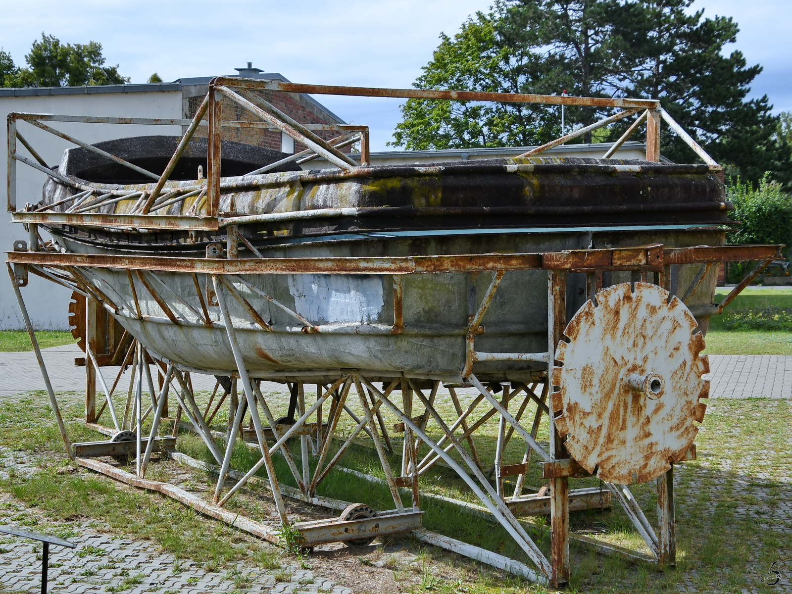 Ein nicht näher bezeichnetes Boot befand sich in einem alten Fertigungsgestell, so gesehen Mitte August 2023 im Luftfahrttechnischen Museum Rechlin.