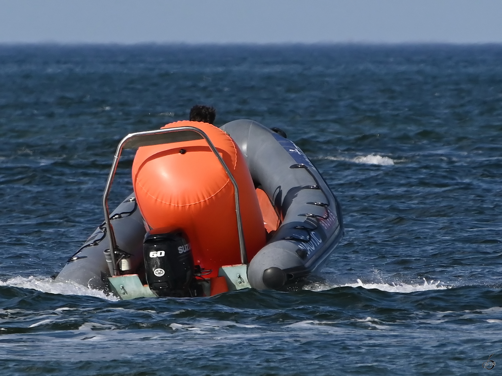 Ein Schlauchboot macht sich auf den Weg in die Ostsee, so gesehen in Priwall im Mai 2023.