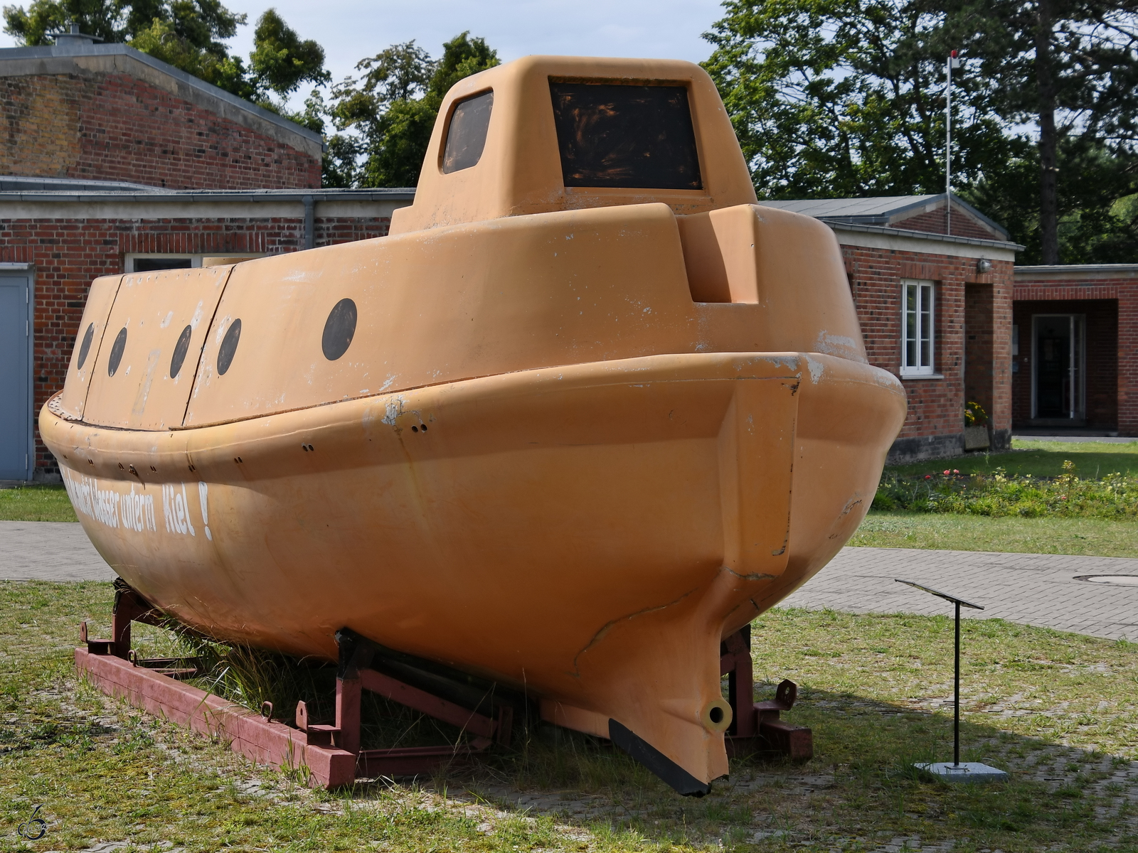 Ein selbstaufrichtendes Rettungsboote der Rechliner GAL-Serie war Mitte August 2023 im Luftfahrttechnischen Museum Rechlin ausgestellt.