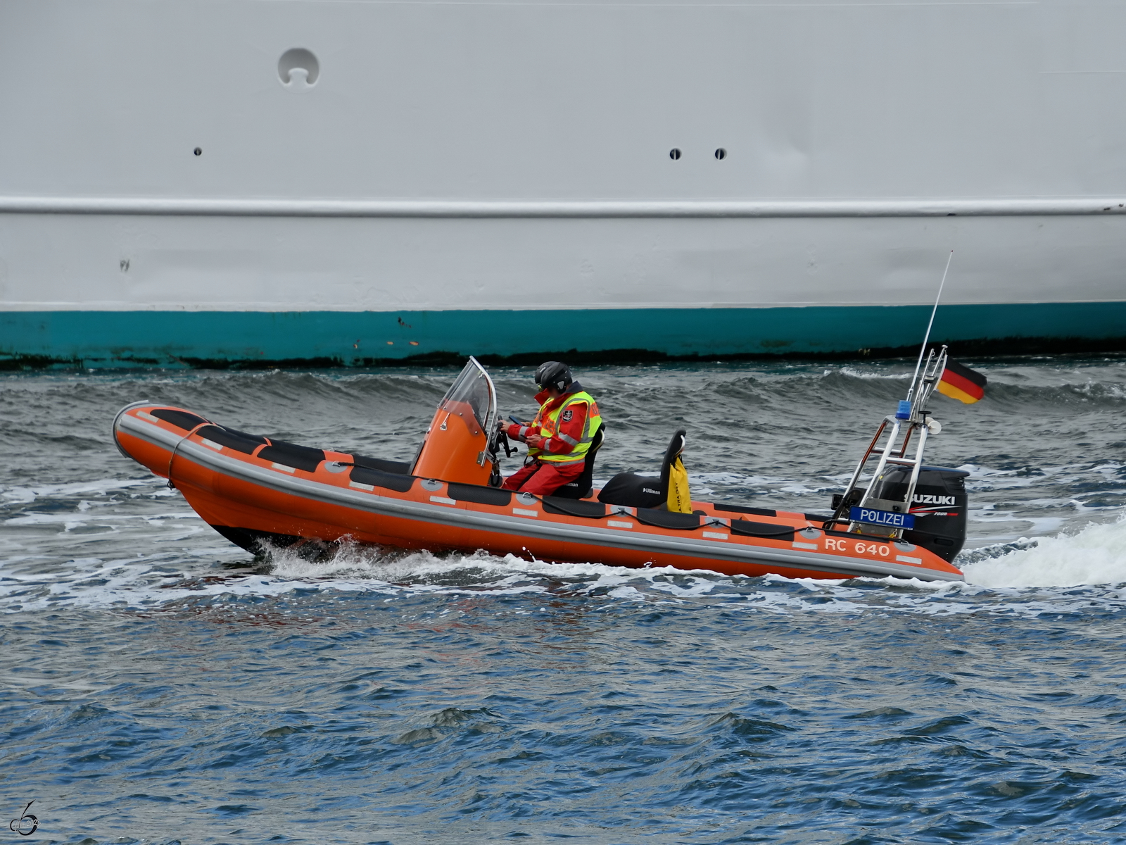 Eines der vielen Boote, welch Anfang Mai 2023 in Travemünde während einer Polizeiübung zu sehen waren.