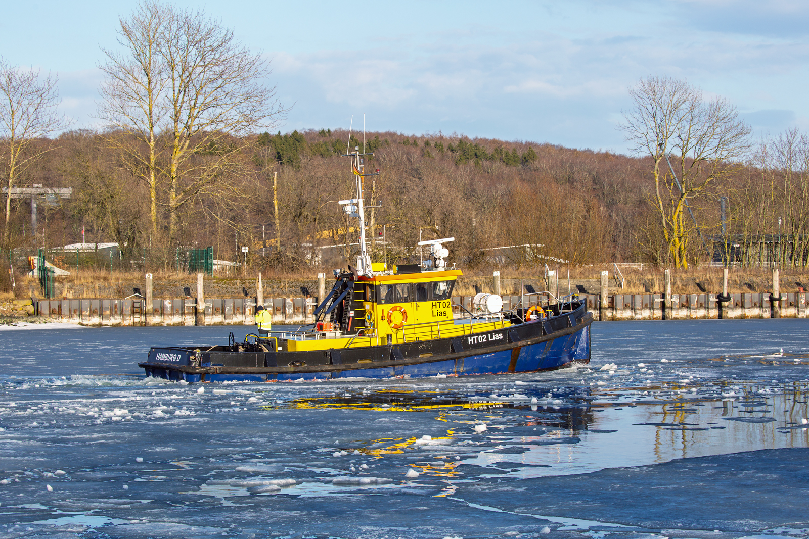 Eisbrechende HT02 LIAS (IMO-) im Hafen Lauterbach. - 01.03.2026