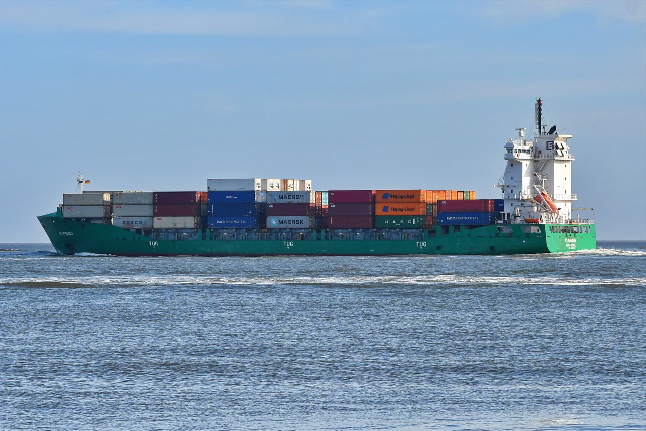ELBWIND , Feederschiff , IMO  9483334 , Baujahr 2012 , 151 x 23 m , 1036 TEU ,  12.04.2026 , Alte Liebe Cuxhaven
